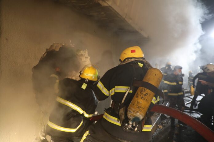 اخماد حريق في سوق شعبي بعمان