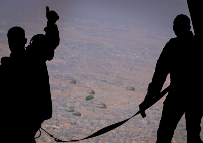 القوات المسلحة تواصل تنفيذ الإنزالات الجوية على قطاع غزة بمشاركة الأمارات