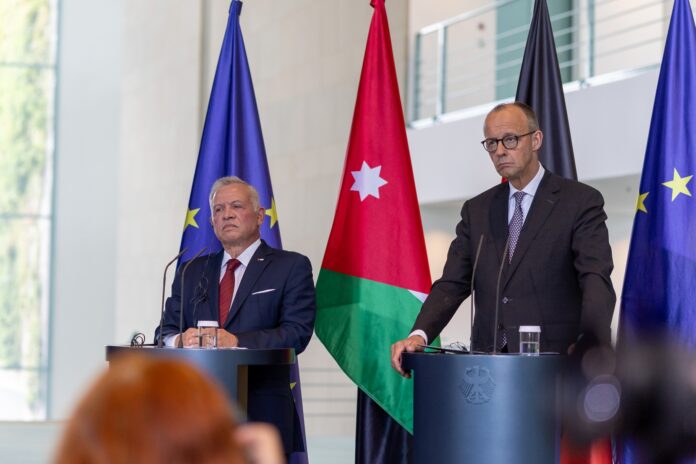 الملك: يجب أن تنتهي الحرب الإسرائيلية على غزة