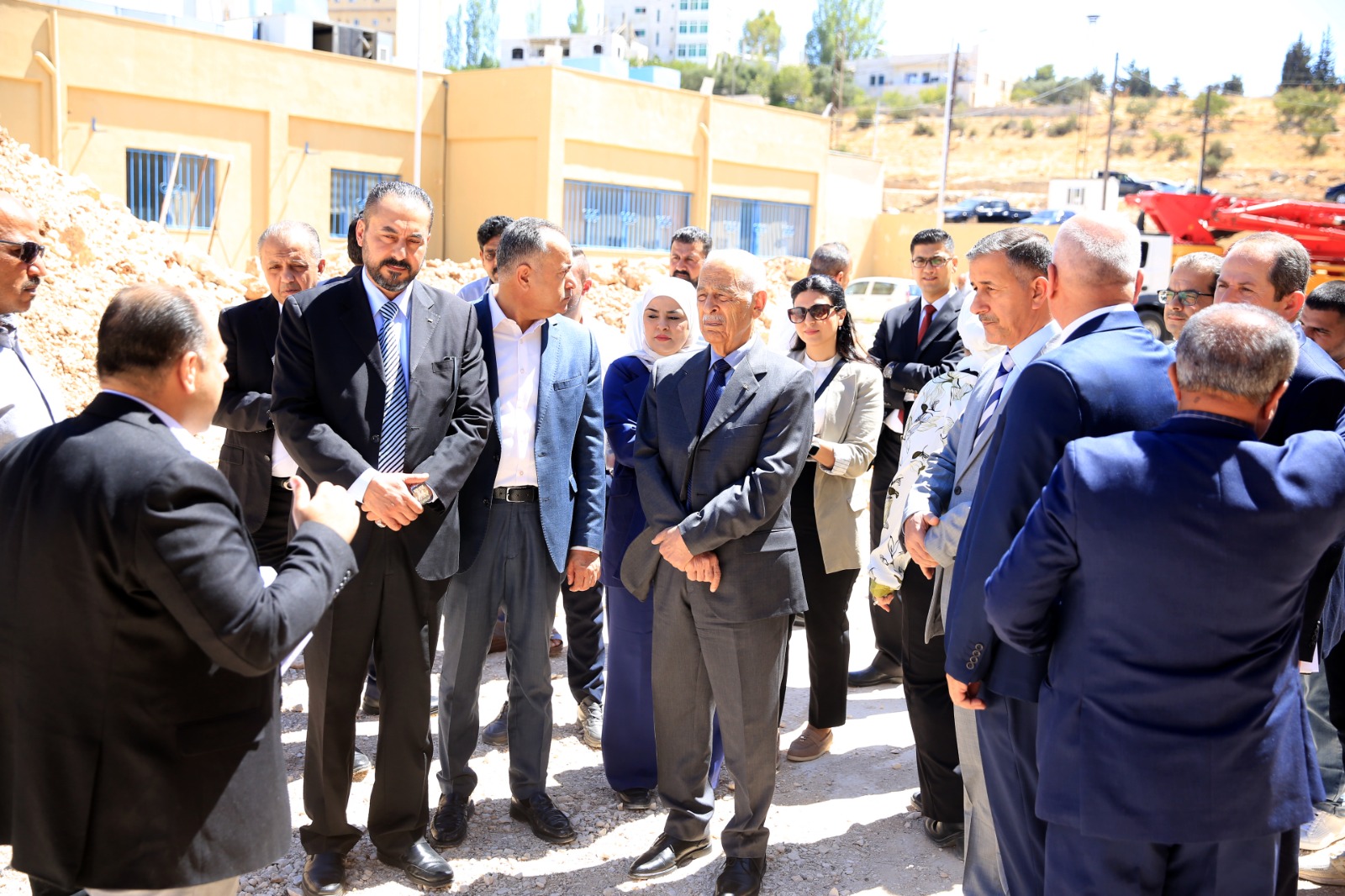 رئيس الديوان الملكي يتفقد مشاريع مبادرات ملكية في محافظة البلقاء