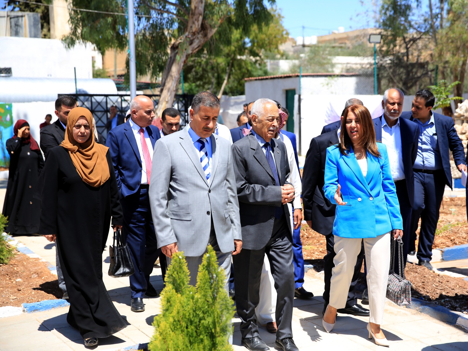 رئيس الديوان الملكي يتفقد مشاريع مبادرات ملكية في محافظة البلقاء