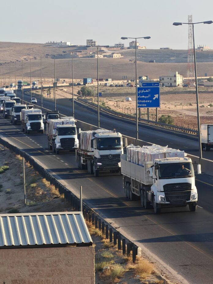 قافلة مساعدات أردنية تضم 60 شاحنة تنطلق إلى غزة - صور