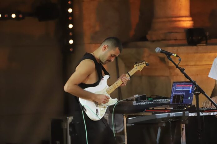 توت أرض السورية والتيار الفلسطينية تراقصان المسرح الشمالي في جرش