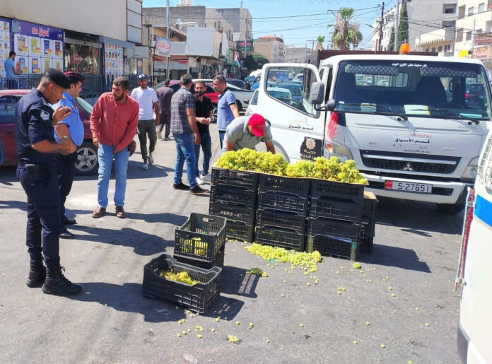 حملة لإزالة البسطات غير المرخصة في إيدون