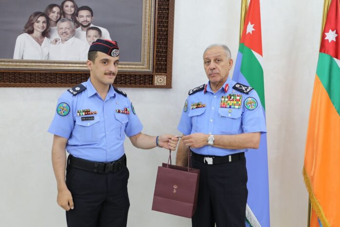 مدير الأمن العام يسلم الملازم الحباشنة هدية ملكية