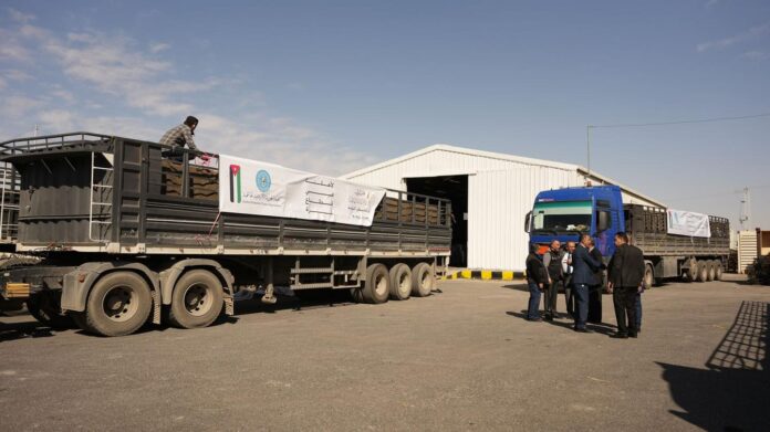 عبور 38 شاحنة اردنية محملة بالمساعدات الانسانية الى غزة