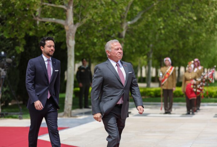 الملك يغادر أرض الوطن متوجها إلى السعودية