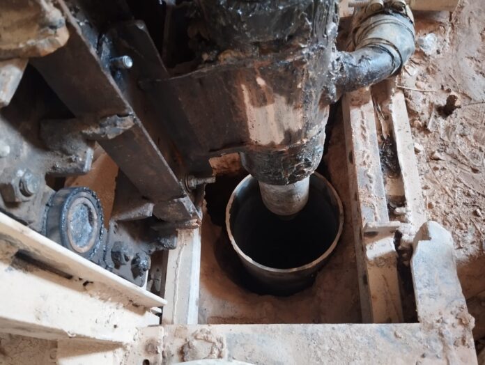 ضبط حفارة مخالفة في الزرقاء - صور