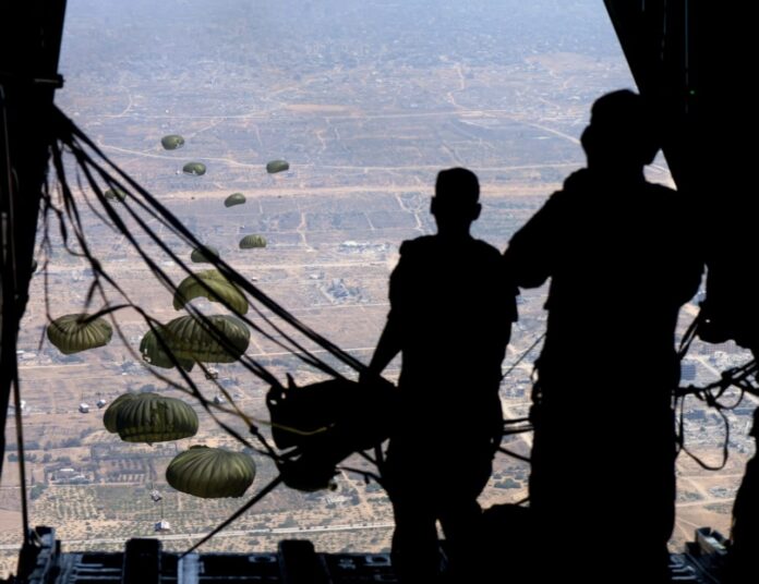 الأردن يواصل إيصال المساعدات إلى غزة عبر إنزالات جوية جديدة (صور)