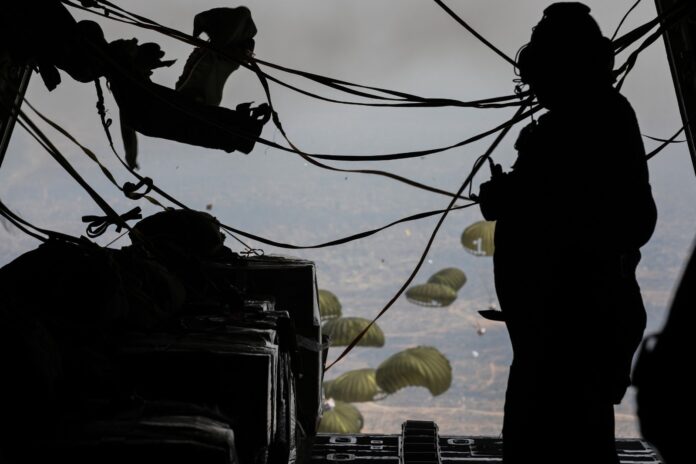 القوات المسلحة تنفذ إنزالا جويا على غزة بالتعاون مع دول شقيقة وصديقة القوات المسلحة تنفذ إنزالا جويا على غزة بالتعاون مع دول شقيقة وصديقة