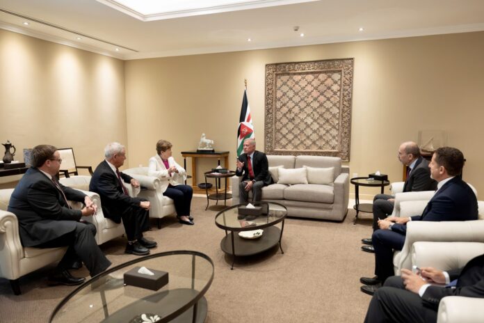 الملك يستقبل وفدا من الكونغرس الأمريكي الملك يستقبل وفدا من الكونغرس الأمريكي