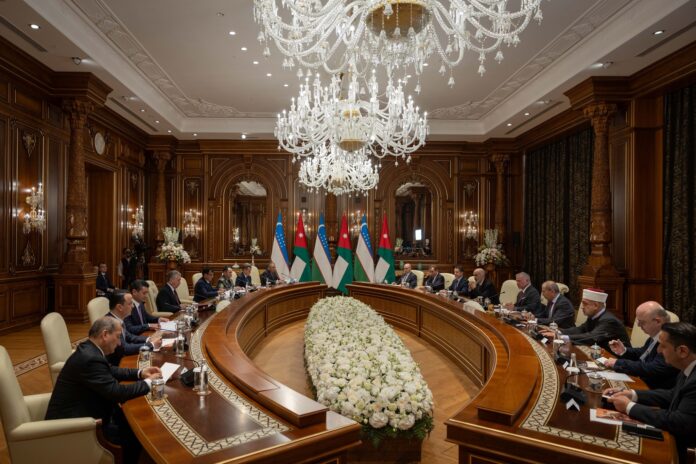 الملك ورئيس أوزبكستان يعقدان مباحثات في سمرقند ركزت على النهوض بالتعاون في مختلف المجالات الملك ورئيس أوزبكستان يعقدان مباحثات في سمرقند ركزت على النهوض بالتعاون في مختلف المجالات