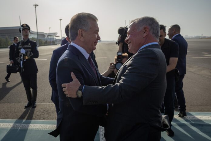 الملك يصل الى أوزبكستان .. والرئيس في مقدمة مستقبليه (صور)