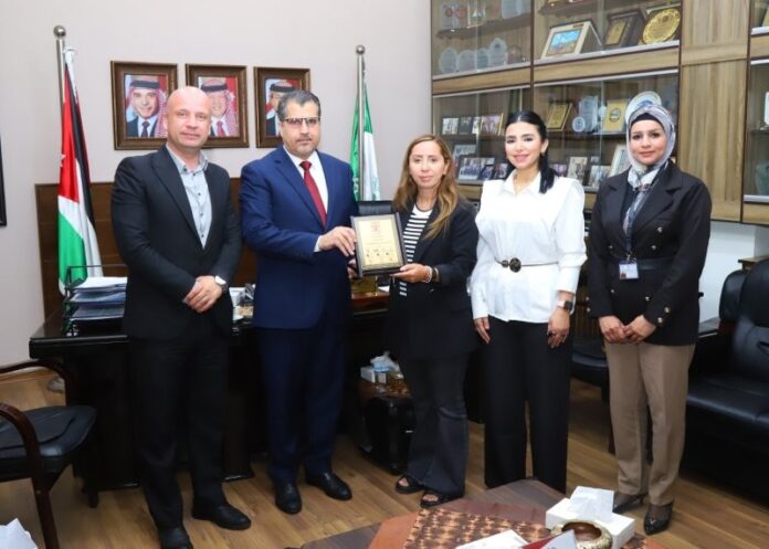 رئيس جامعة البترا يؤكد أهمية العمل التطوعي خلال استضافة الجامعة جلسة تعريفية بجائزة الحسين بن عبد الله الثاني