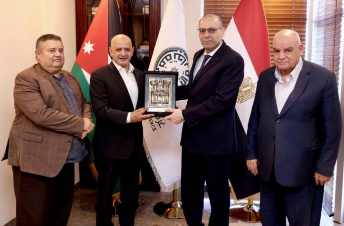 تجارة الأردن تكرّم السفير المصري تقديرا لدوره في تعزيز التعاون الاقتصادي بين البلدين تجارة الأردن تكرّم السفير المصري تقديرا لدوره في تعزيز التعاون الاقتصادي بين البلدين