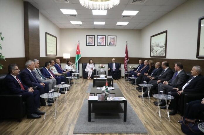 رئيس جامعة البترا يقدم رؤية لتطوير التعليم الإعلامي في لقاء وطني حول الثورة الرقمية رئيس جامعة البترا يقدم رؤية لتطوير التعليم الإعلامي في لقاء وطني حول الثورة الرقمية