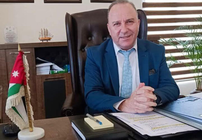 أعلنت دائرة الشؤون الفلسطينية اليوم الاثنين، إطلاق مشروع شامل لتقييم البنية التحتية في مخيمات اللاجئين الفلسطينيين بالمملكة بما فيها الوحدات السكنية بهدف توفير قاعدة بيانات دقيقة وموثوقة حول واقع الخدمات فيها. وأكد مدير عام دائرة الشؤون الفلسطينية المهندس رفيق خرفان، أن هذا المشروع يمثل خطوة نوعية في العمل المؤسسي تجاه قضايا اللاجئين، مشيرا إلى أن نتائجه ستشكل مرجعا أساسيا لصانعي القرار في وضع الخطط المستقبلية وتوجيه المشاريع التطويرية نحو أولويات محددة بدقة. وقال إن إشراك الشباب المتطوعين من أبناء المخيمات في تنفيذ المسح الميداني يعكس إيمان الدائرة بأهمية تعزيز روح الشراكة المجتمعية وتمكين أبناء المخيمات من المساهمة الفاعلة في تحسين واقعهم بأنفسهم. وأشار خرفان، إلى أن المشروع يترجم التزام الأردن بالاستمرار في دعم اللاجئين الفلسطينيين وتوفير بيئة آمنة وصحية تحفظ كرامتهم الإنسانية، مؤكدا أن الجهود المبذولة تأتي ضمن رؤية شمولية لضمان استدامة الخدمات وتطويرها بما يلبي احتياجات الأجيال المقبلة. يشار إلى أن المشروع الذي يستمر 3 شهور بمشاركة كوادر فنية ومتطوعين من أبناء المخيمات يساعد على تحسين الظروف المعيشية لسكانها عبر مسح ميداني يركز على 3 محاور رئيسية وهي توفر المياه ومدى جودتها واستدامتها والصرف الصحي من جهة كفاءته ومستوى الخدمات المقدمة وحالة البناء من حيث سلامته ومدى ملاءمته لعيش كريم.