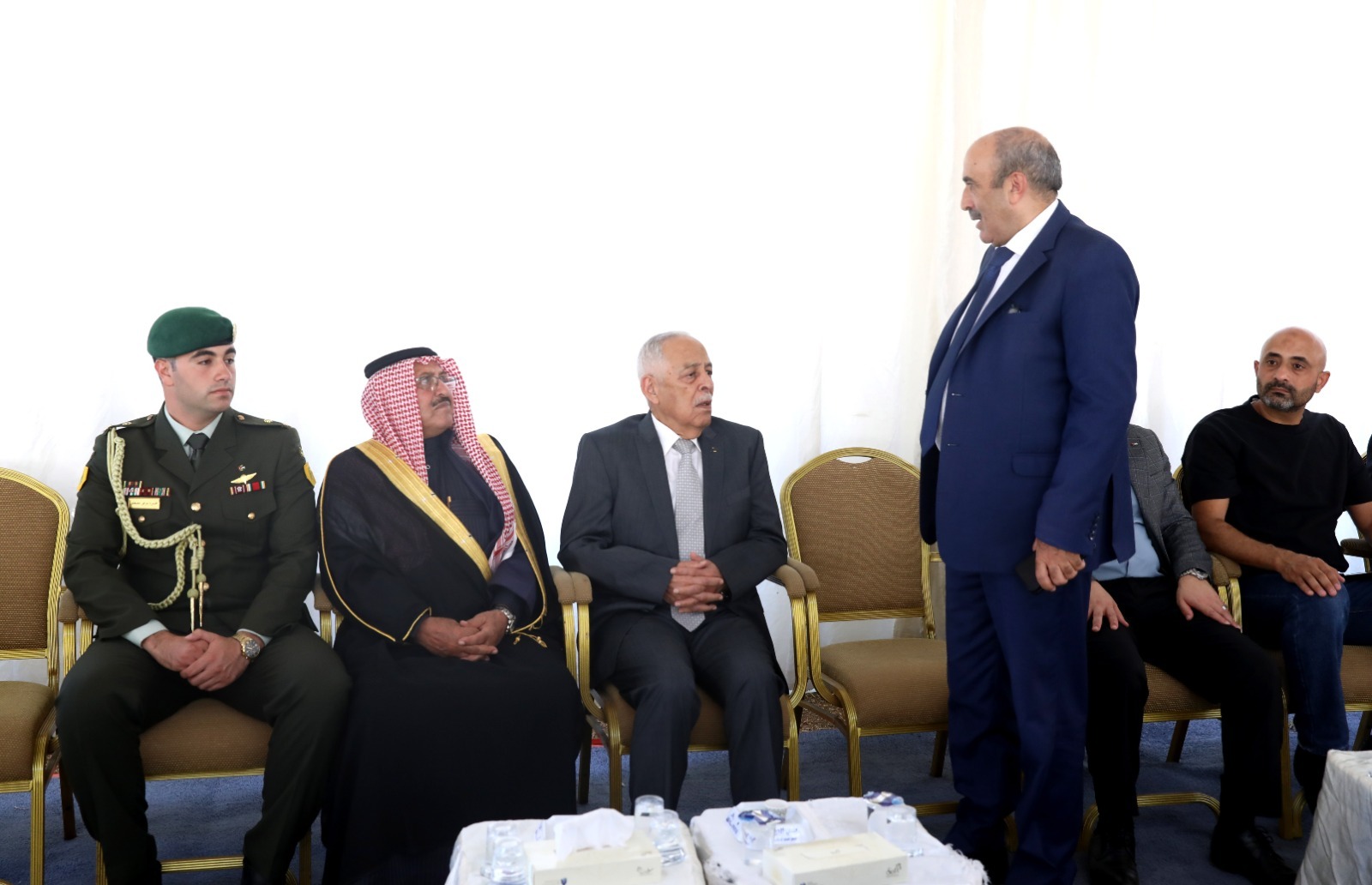 مندوبا عن الملك وولي العهد .. العيسوي يعزي عشيرة النهار