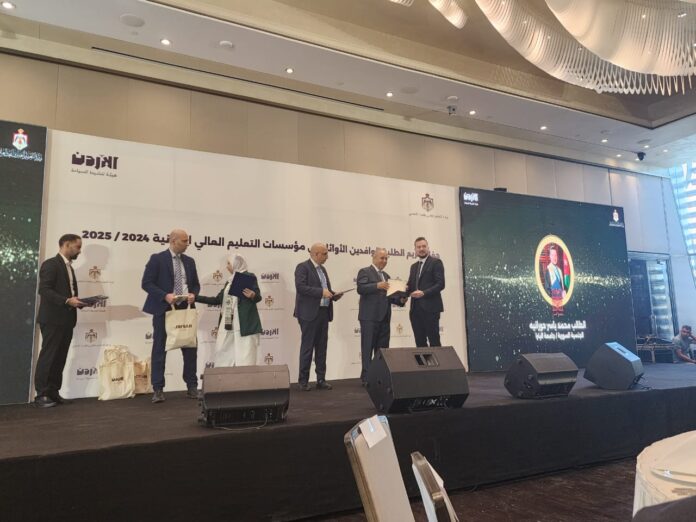 محافظة يكرّم طالب جامعة البترا محمد حورانية في حفل  محافظة يكرّم طالب جامعة البترا محمد حورانية في حفل