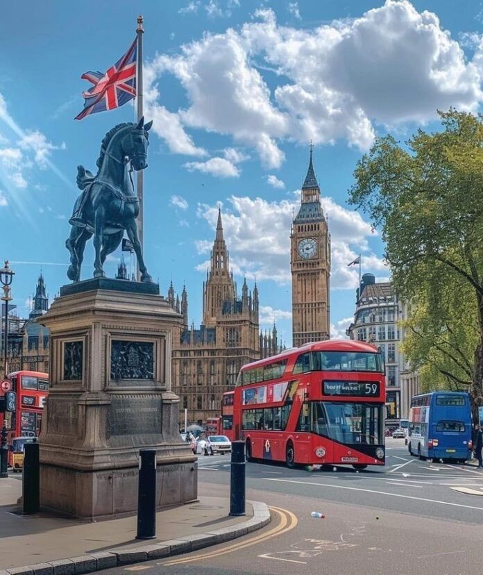 مصور يوثق أجساما غامضة في سماء إحدى المدن البريطانية