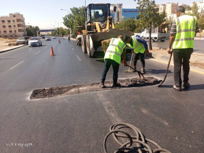 أمانة عمان تباشر أعمال تعبيد ليلية لعدد من الشوارع