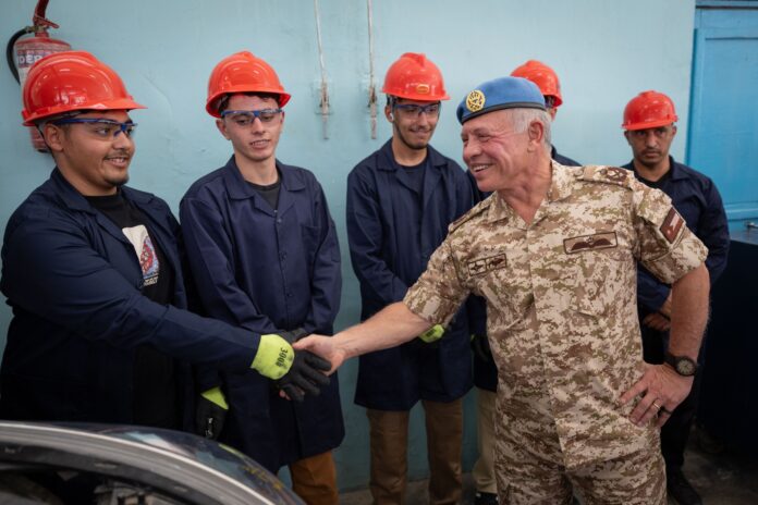 الملك يطلع على واقع إحدى أقدم المدارس المهنية في الأردن (صور) الملك يطلع على واقع إحدى أقدم المدارس المهنية في الأردن (صور)