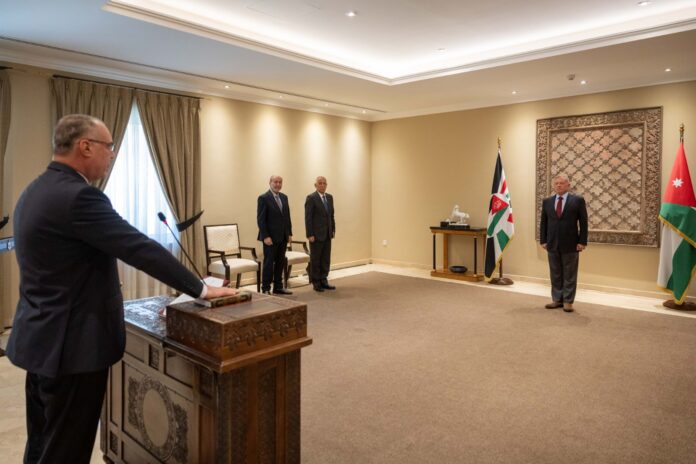 الزيود يؤدي اليمين القانونية أمام الملك