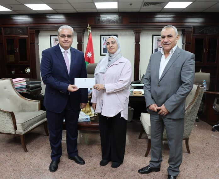 البدور يكرم موظفة الخدمات في مستشفيات البشير (تفاصيل) البدور يكرم موظفة الخدمات في مستشفيات البشير (تفاصيل)