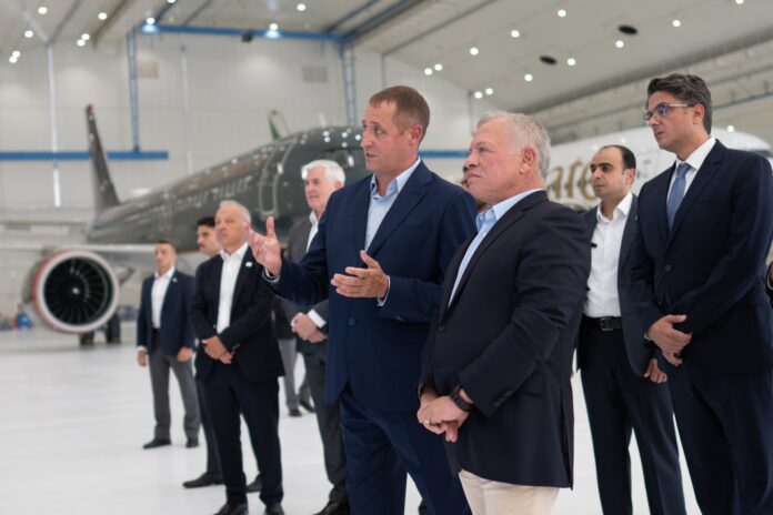 الملك يزور مطار الملكة علياء الدولي ويطلق مشروعين جديدين (صور)