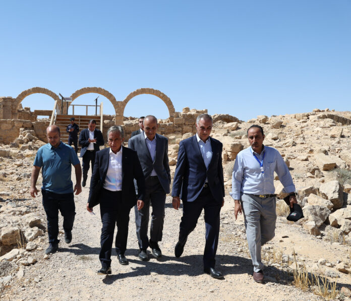 رئيس الوزراء يتفقد 4 مواقع في محافظة الزرقاء وقضاء أم الرصاص (صور)
