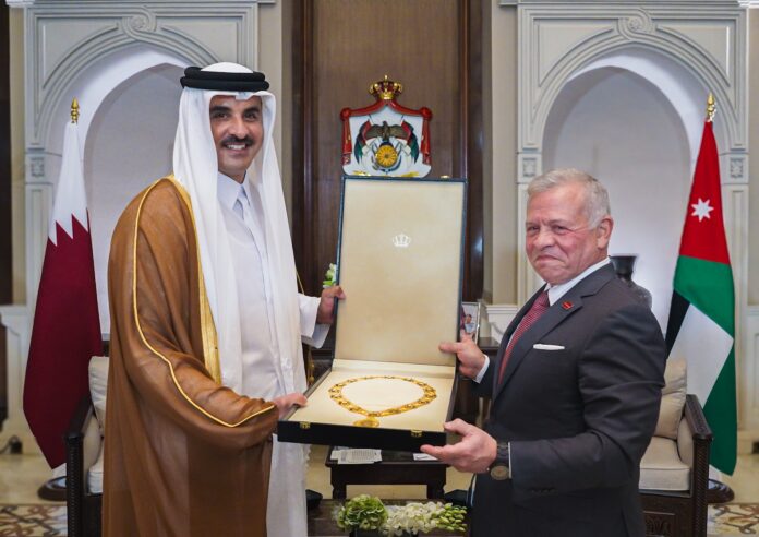 الملك يمنح امير قطر قلادة الحسين بن علي