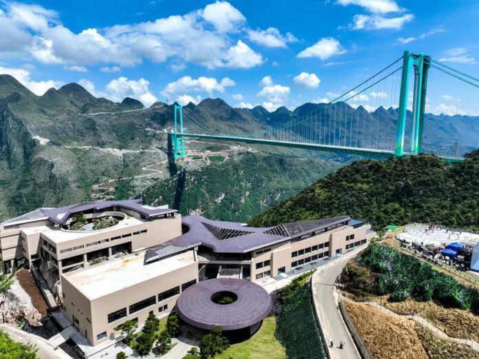 الصين تفتتح أعلى جسر معلق في العالم (فيديو)