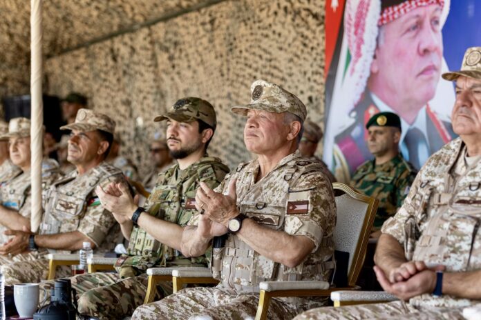 الملك وولي العهد يتابعان تمرينا ميدانيا لوحدات الدفاع الجوي الملكي (صور)