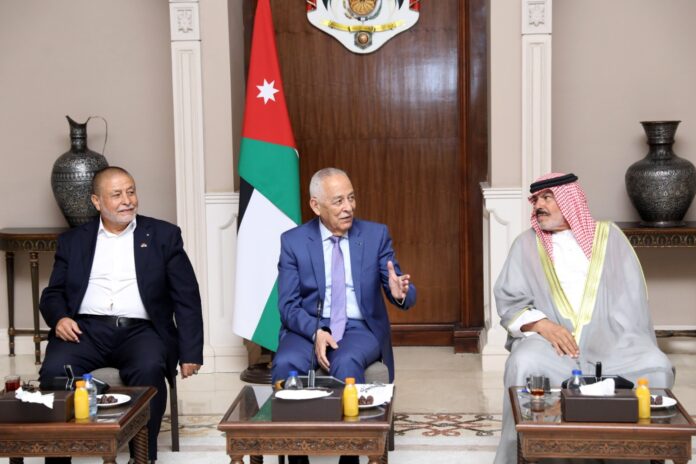 رئيس الديوان الملكي يلتقي وفدا من جمعية فكر للتنمية الثقافية (صور) رئيس الديوان الملكي يلتقي وفدا من جمعية فكر للتنمية الثقافية (صور)