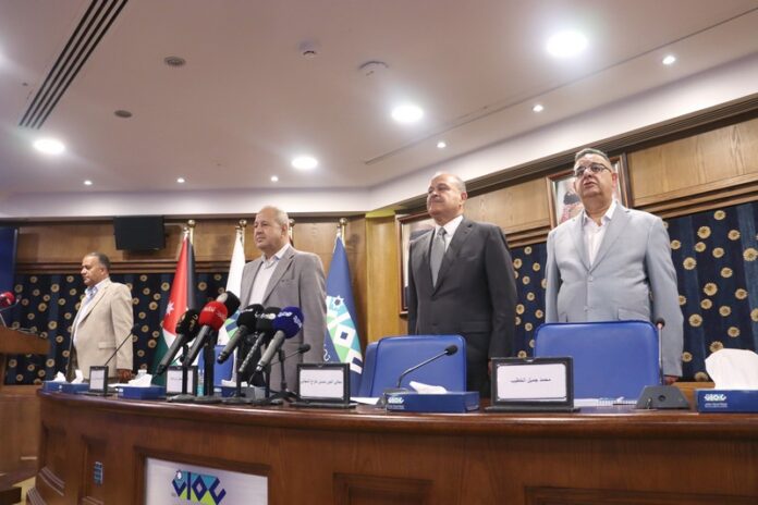 الزميل الخطيب يشهر كتابه  الزميل الخطيب يشهر كتابه