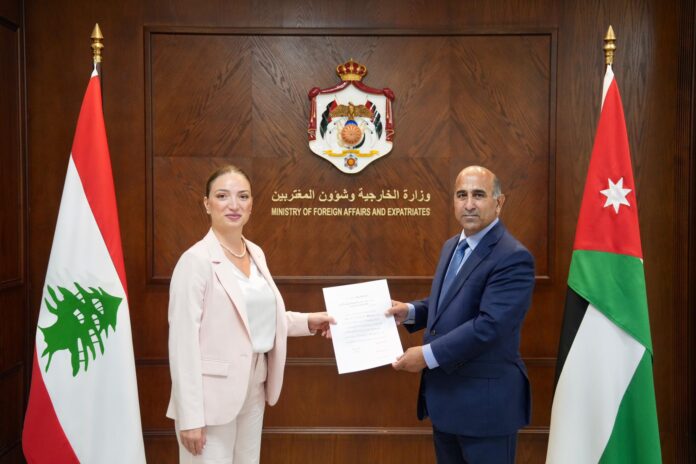 الخارجية تتسلم نسخة من أوراق اعتماد السفيرة بريجيت طوق