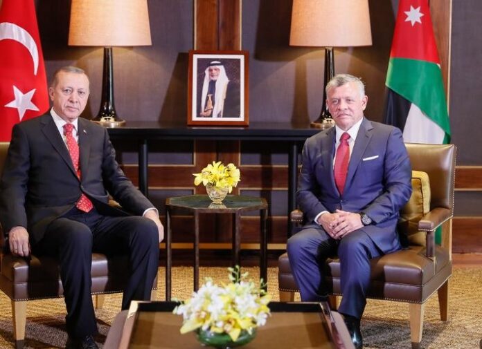 الملك يلتقي الرئيس التركي لبحث جهود التهدئة في الإقليم ووقف الحرب على غزة