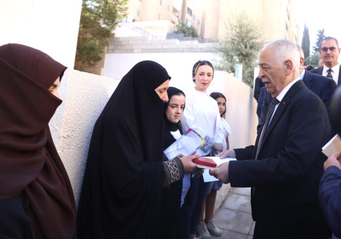 العيسوي يسلم 10 شقق لاسر عفيفة في ابو علندا (صور) العيسوي يسلم 10 شقق لاسر عفيفة في ابو علندا (صور)