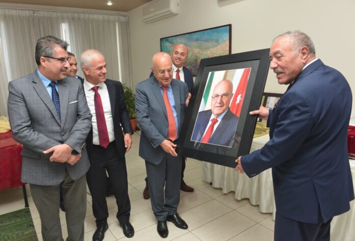 جامعة البترا تكرم الدكتور عدنان بدران بعد مسيرة تزخر بالعطاء والإنجاز (صور) جامعة البترا تكرم الدكتور عدنان بدران بعد مسيرة تزخر بالعطاء والإنجاز (صور)