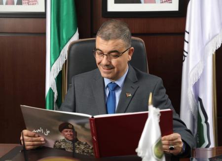 الدكتور فراس الهناندة يكتب .. بطل الموقف العربي صانع المجد في زمن الصمت