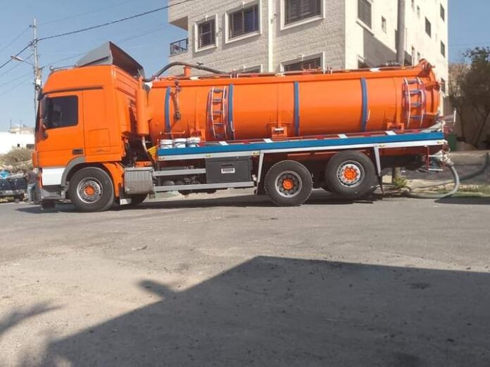 ضبط صهريج مياه عادمة يفرغ حمولته بطريقة مخالفة ضبط صهريج مياه عادمة يفرغ حمولته بطريقة مخالفة