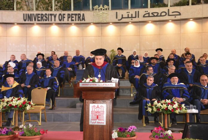 جامعة البترا تحتفل بتخريج الفوج الحادي والثلاثين للفصل الصيفي 2024/2025 (صور)