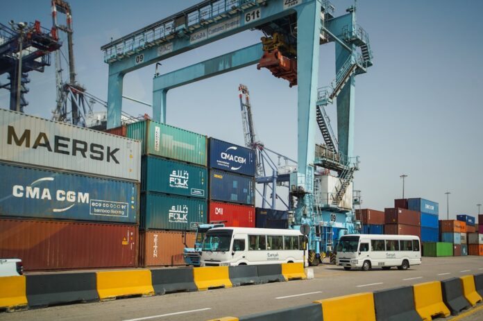 ممثلون لقطاع التجارة والخدمات: بوابة التجارة والأداء اللوجستي تعزز البيئة التجارية