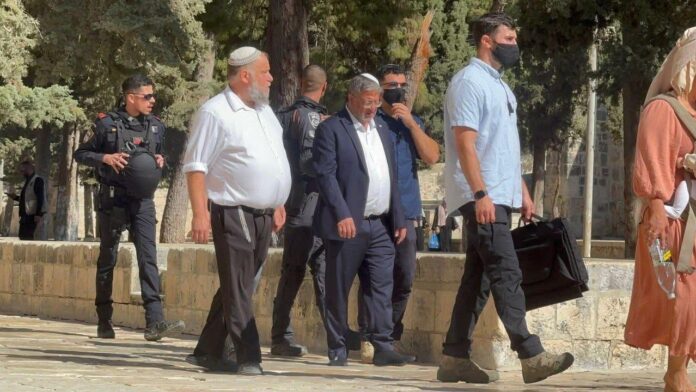 مستوطنون يتزعمهم بن غفير يقتحمون الأقصى مستوطنون يتزعمهم بن غفير يقتحمون الأقصى
