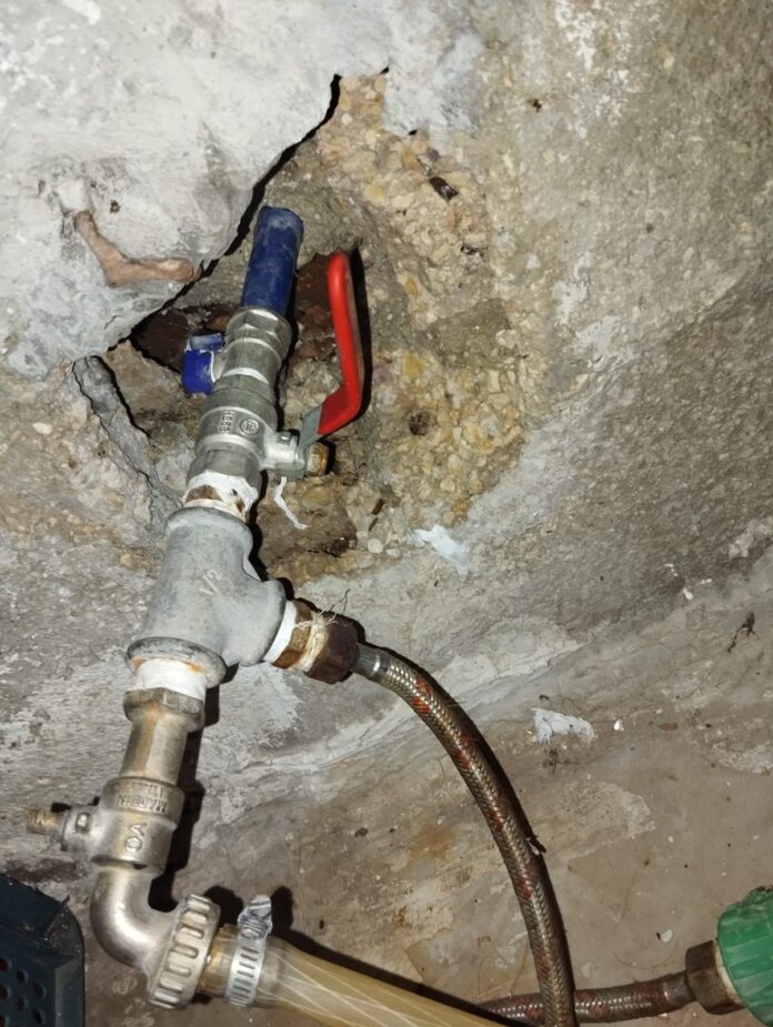 ضبط اعتداءات على خطوط مياه في عدة مناطق (صور) ضبط اعتداءات على خطوط مياه في عدة مناطق (صور)