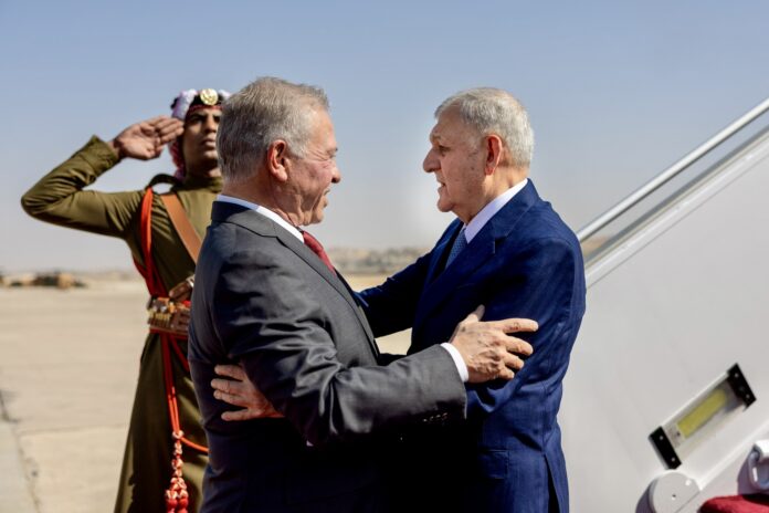 الملك يستقبل الرئيس العراقي لدى وصوله المملكة