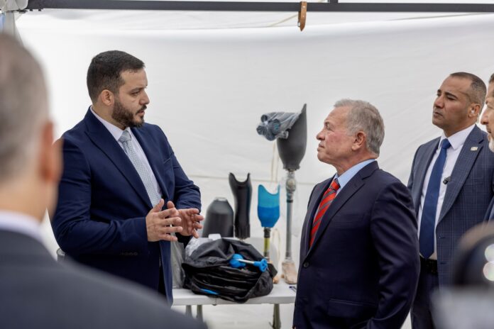 الملك يطلع على عمل وحدات دعم مبتوري الأطراف المتنقلة - صور الملك يطلع على عمل وحدات دعم مبتوري الأطراف المتنقلة - صور