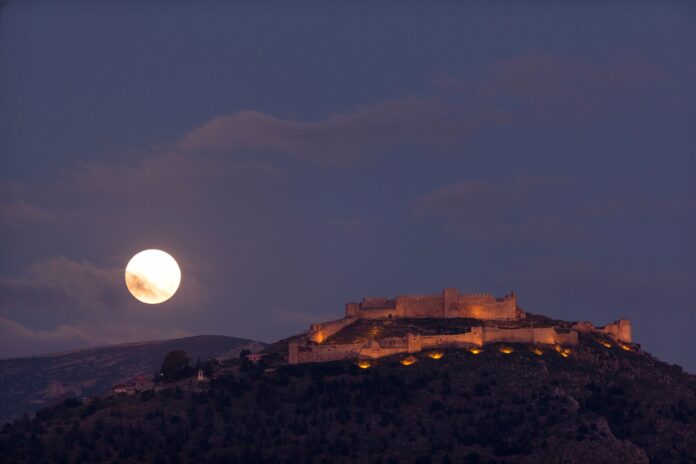 سماء المملكة على موعد مع سطوع أول بدر عملاق في عام 2025