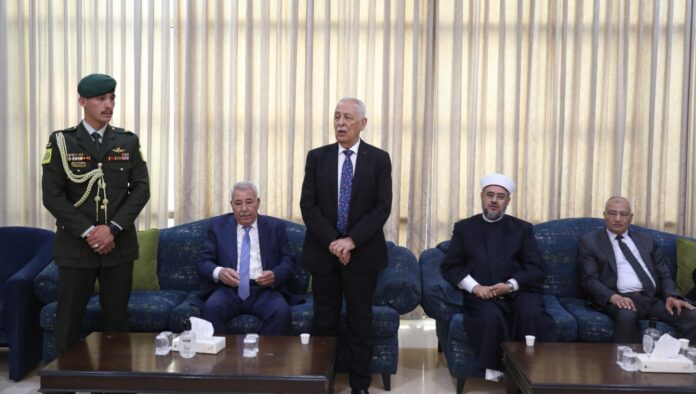 مندوبا عن الملك وولي العهد .. العيسوي يعزي النوافعة ورمضان وإسعيفان والموصلي مندوبا عن الملك وولي العهد .. العيسوي يعزي النوافعة ورمضان وإسعيفان والموصلي