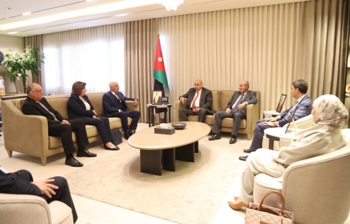 القاضي يلتقي رئيس وأعضاء مجلس مفوضي الهيئة المستقلة للانتخاب القاضي يلتقي رئيس وأعضاء مجلس مفوضي الهيئة المستقلة للانتخاب